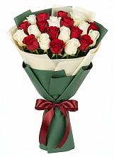 Букет Микс из красных и белых роз в Бурацком