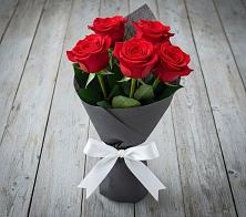 Букет 5 Красных роз Эдлесс Лав в Бурацком